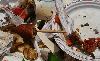 Seattle, la primera ciudad de EE UU que multa a quien tira comida a la  basura